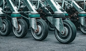Einkaufswagen aus Hochhaus geworfen in Pirna-Sonnenstein