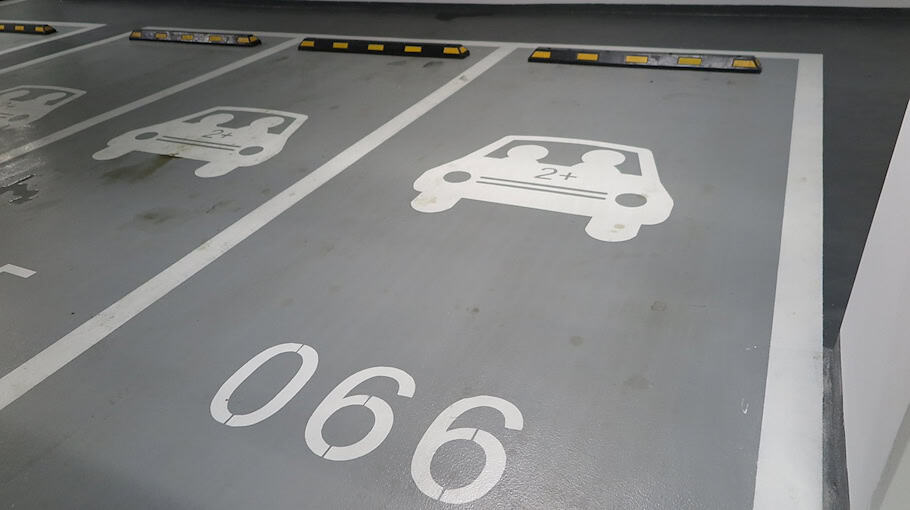 Mazda prallt im Parkhaus gegen Wand in Dresden-Johannstadt