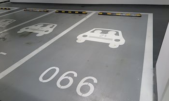 Mazda prallt im Parkhaus gegen Wand in Dresden-Johannstadt