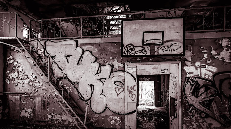 Steinewurf beschädigt Bushaltestelle in Zwickau