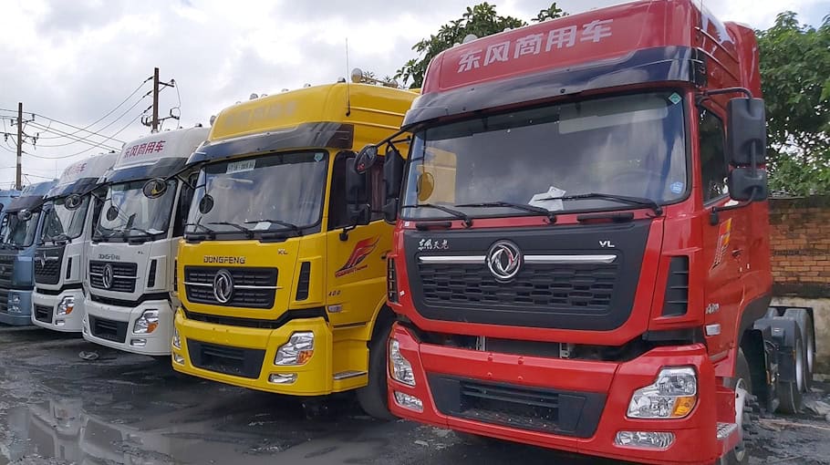 Lkw kollidiert mit Mercedes auf Neefestraße