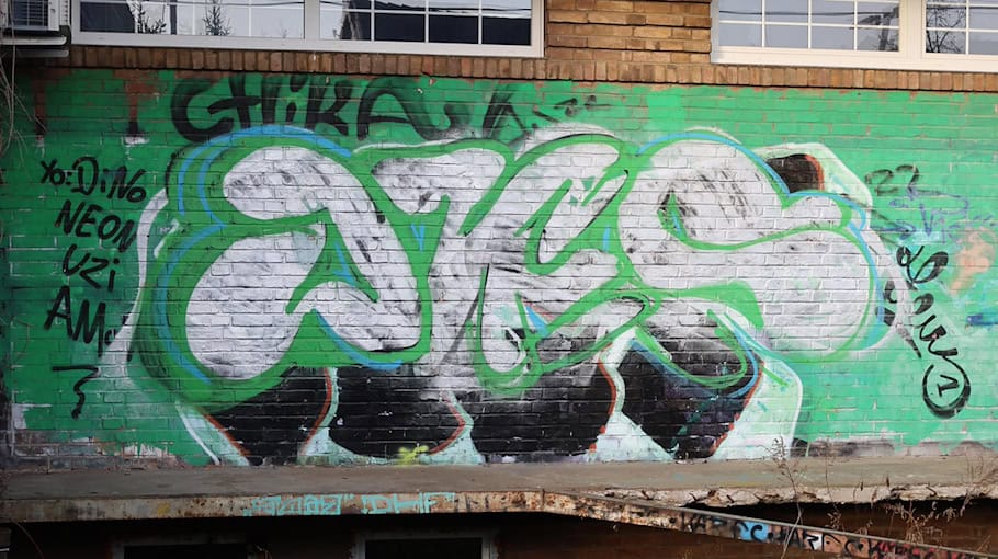 Steinewurf an Bushaltestelle in Zwickau