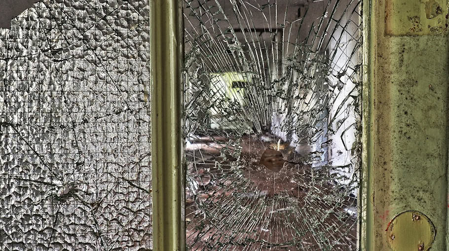 Glastür einer Fleischerei in Crimmitschau beschädigt