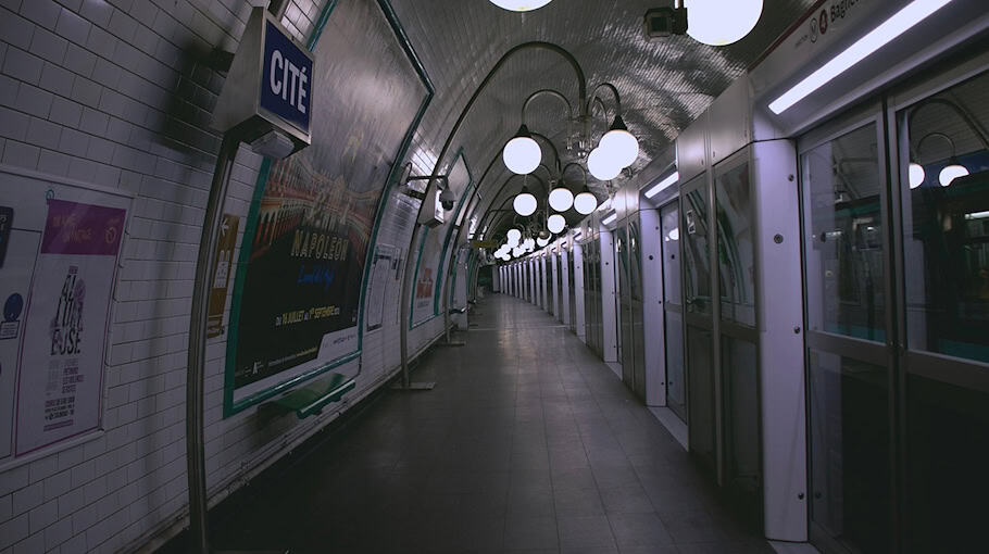 Alkoholisierte Frau läuft auf Fahrbahn im City-Tunnel