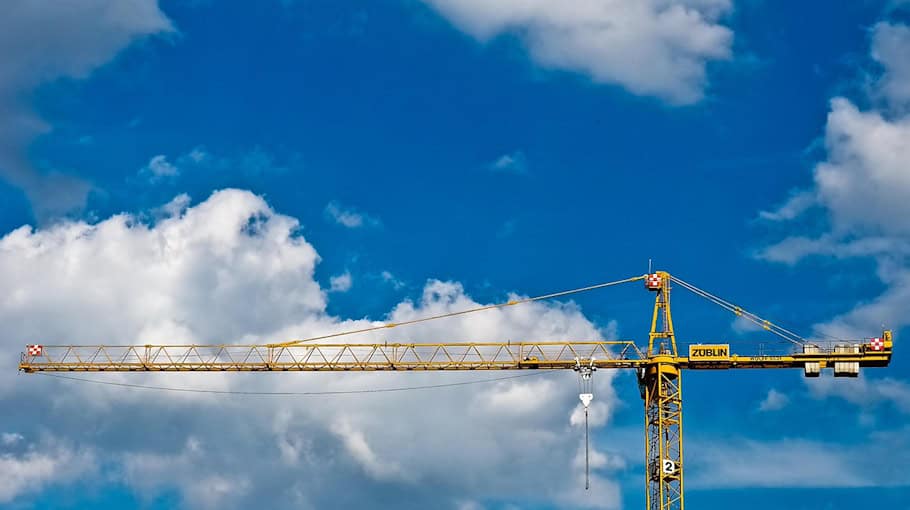 Plane am Sattelzug aufgeschnitten – Kleidung im Wert von 5.000€ gestohlen