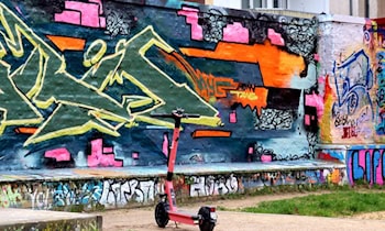 Graffito am Mahnmal am Schwanenteich in Zwickau