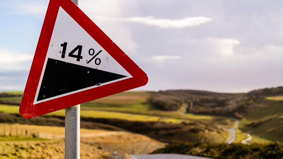 Beschädigtes Straßenschild in Riesa