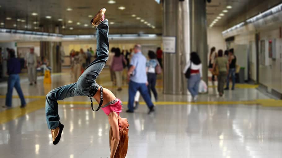 Mazda überschlägt sich auf Leipziger Straße in Dresden-Kaditz
