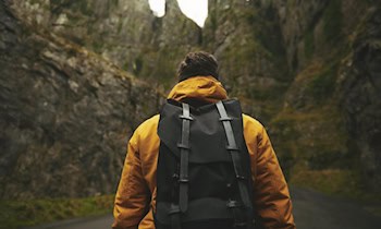 Rucksack aus Auto gestohlen – Scheibe eingeschlagen