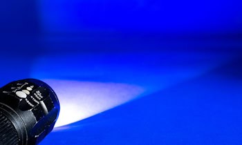 Autofahrer mit Taschenlampe geblendet – Polizei sucht Zeugen