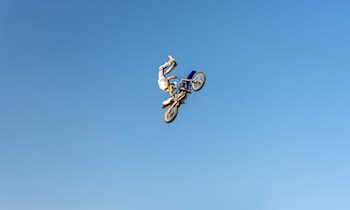 Motorradfahrer prallt gegen Pkw und Zaun in Siebenbrunn