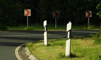 Senior bleibt mit Nissan auf Leitplanke der A4 hängen