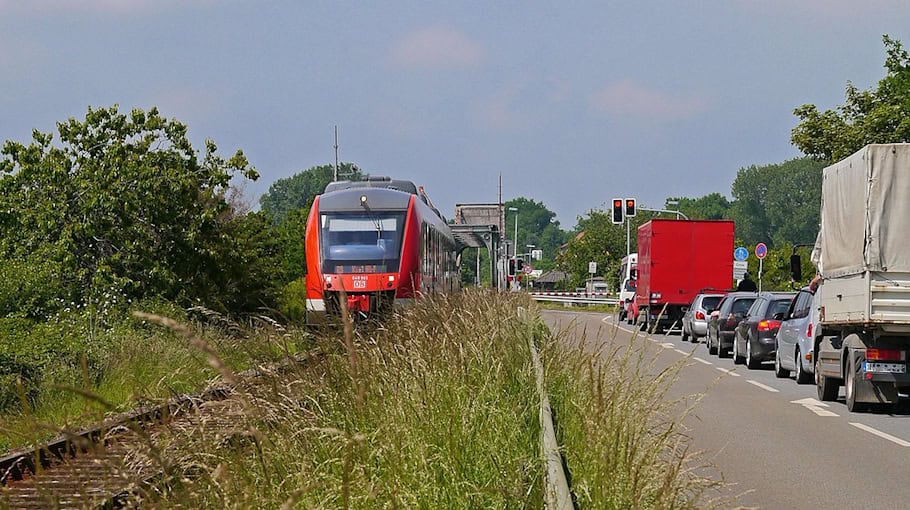 82-Jähriger rammt Schranke am Bahnübergang in Weißwasser