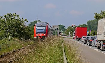 82-Jähriger rammt Schranke am Bahnübergang in Weißwasser