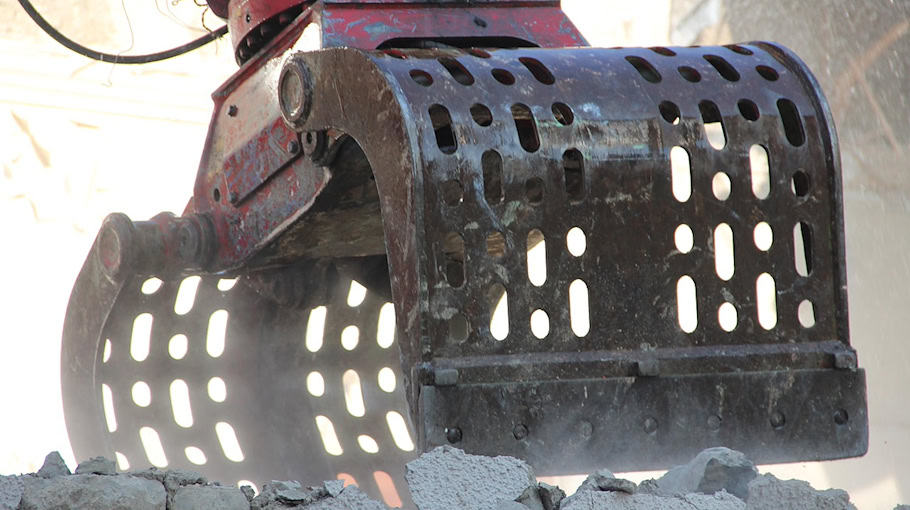 Baggerlöffel von Baustelle in Thiendorf (Sacka) gestohlen