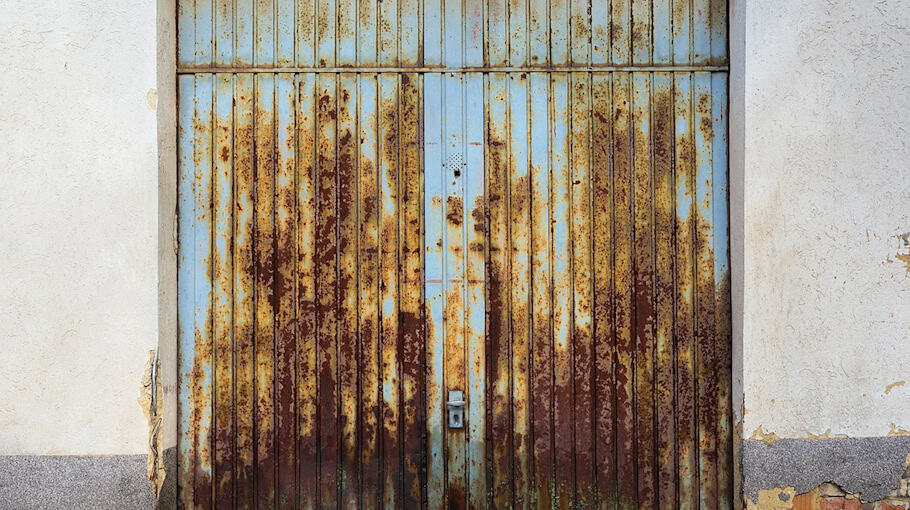 Fahrerflucht beschädigt Garagentor in Marienthal