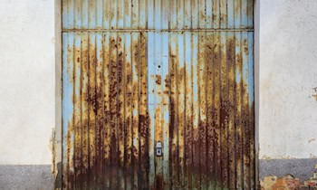 Fahrerflucht beschädigt Garagentor in Marienthal