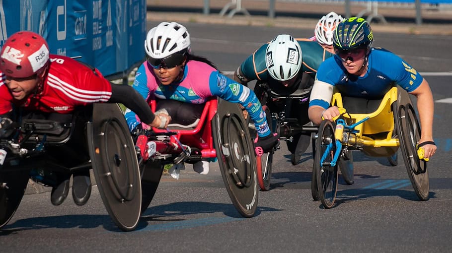 Rollstuhlfahrerin kippt im Bus um