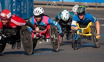 Rollstuhlfahrerin kippt im Bus um