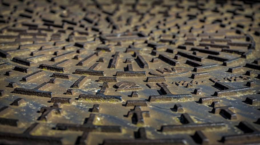 Gullydeckel von B96 in Halbendorf/Spree entfernt