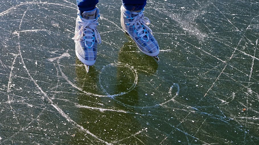 Blauer Skoda auf Parkplatz zerkratzt