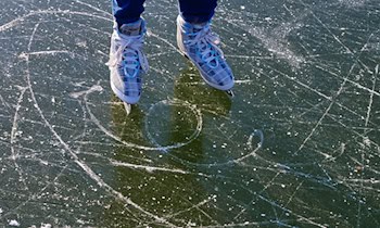 Blauer Skoda auf Parkplatz zerkratzt
