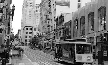 85-jährige stürzt in Straßenbahn am Roten Turm