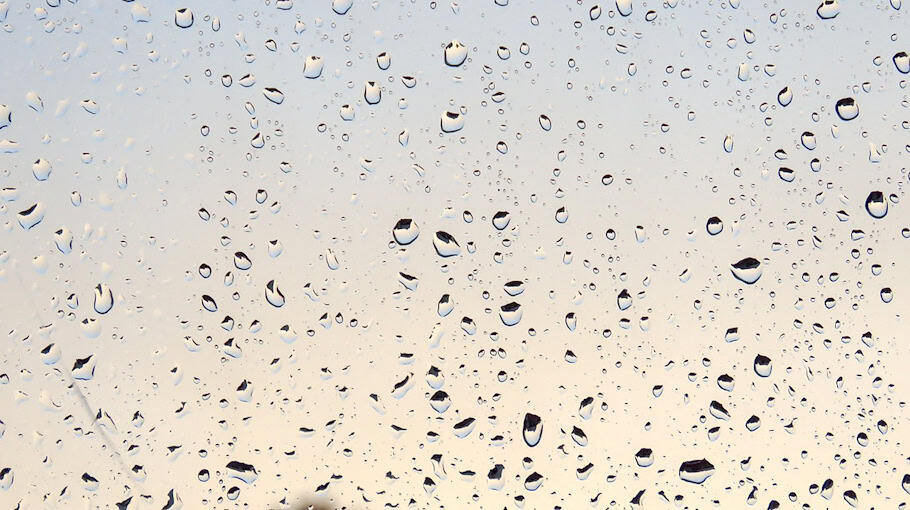 Anzeigentafel beschädigt: Glasscheibe an Fahrplanauskunft zerstört