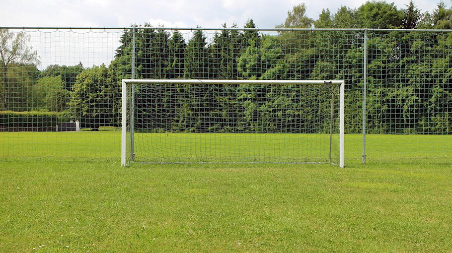 Unbekannter fährt gegen Torpfosten in Klingenthal