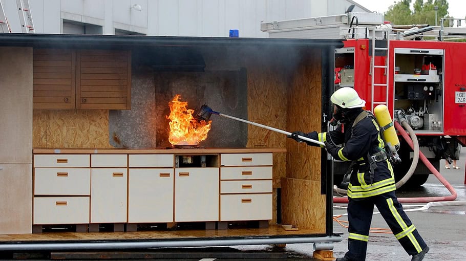 Küchenbrand in Neuplanitz: Wohnung unbewohnbar