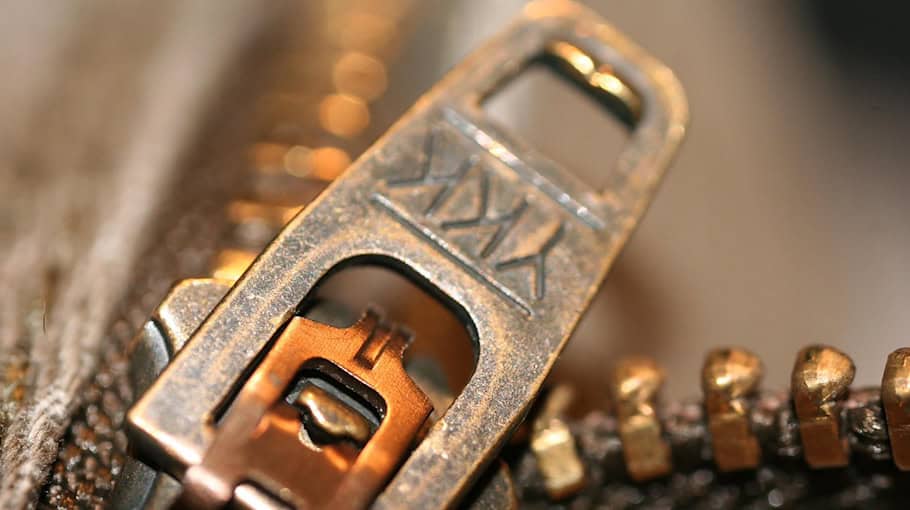 Frau zwischen Auto und Zaun eingeklemmt in Bräunsdorf