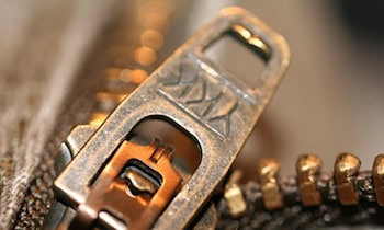 Frau zwischen Auto und Zaun eingeklemmt in Bräunsdorf