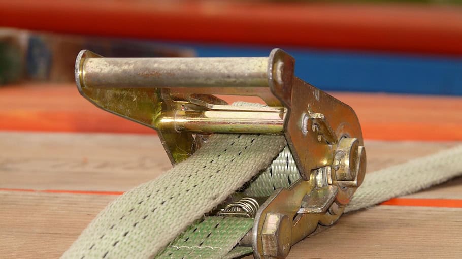 Verschlissene Spanngurte stoppen polnischen Lkw