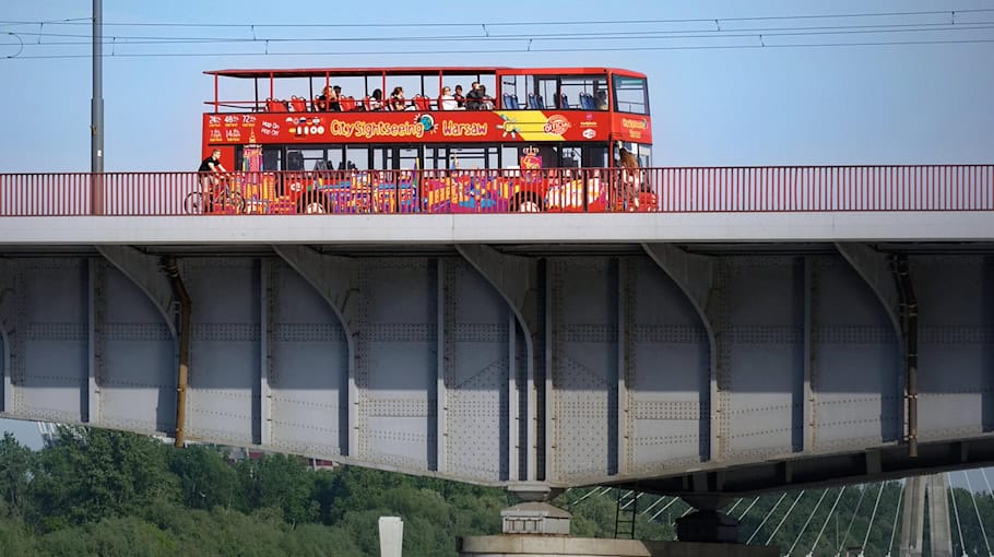 Radfahrer nimmt Bus die Vorfahrt und flüchtet