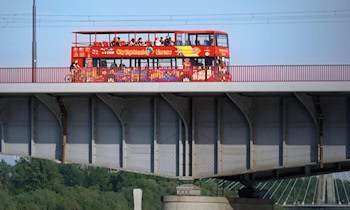 Radfahrer nimmt Bus die Vorfahrt und flüchtet