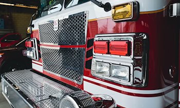 Fahrzeugbrand droht auf Wohnhaus überzugreifen in Auerbach