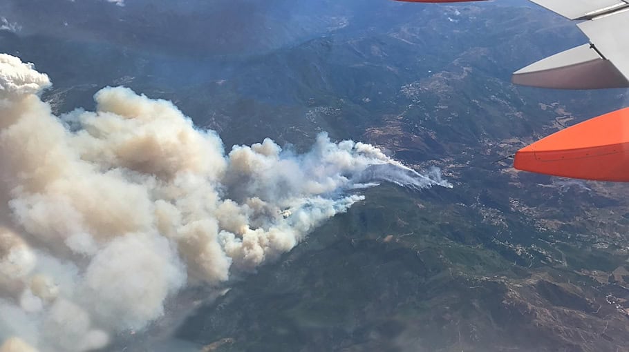 Müllbrand mit schwarzer Rauchwolke über Zwickau