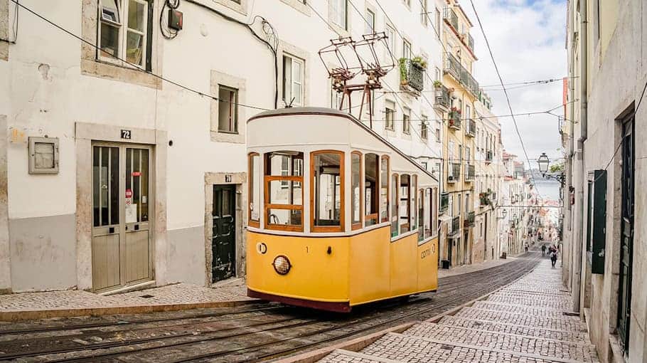 Mann mit Messer und Reizgas in Straßenbahn gestellt