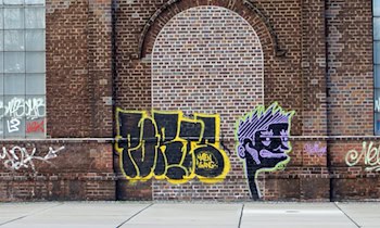 Verfassungsfeindliches Symbol an Papierkorb in Bretnig