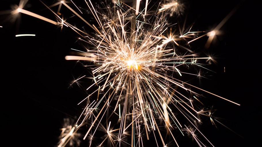 Audi A1 durch Pyrotechnik beschädigt in Dresden-Gorbitz