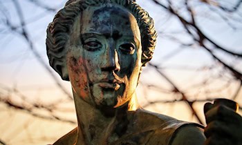 Korrekturhinweis: Diebstahl einer Bronzestatue