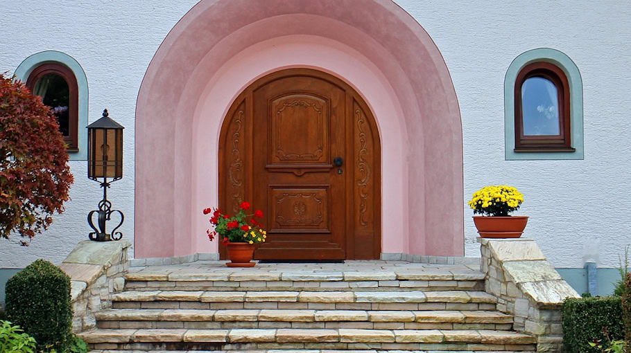 Geschäftstüren in Dresden beschädigt nach Einbruchsversuchen