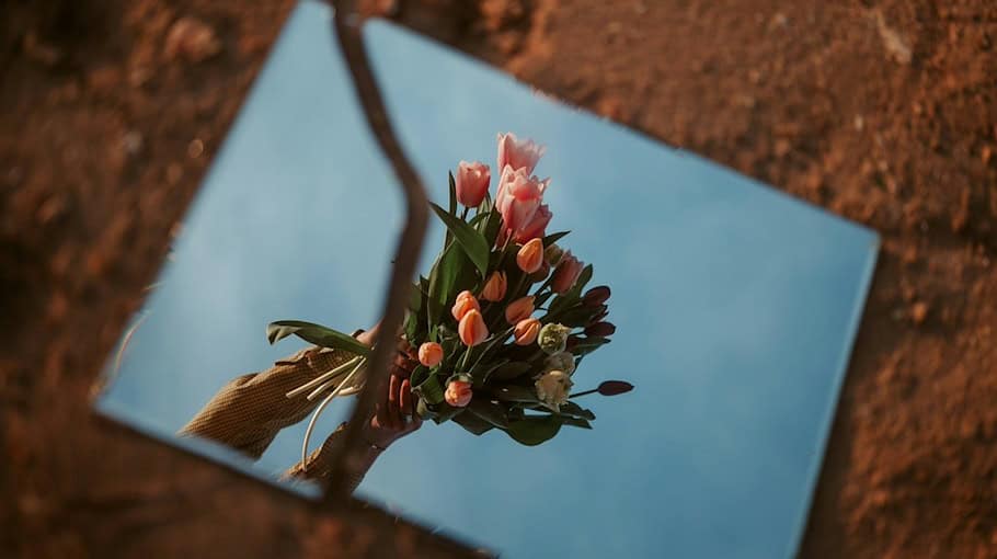 Polizist mit Kosmetikspiegel verletzt