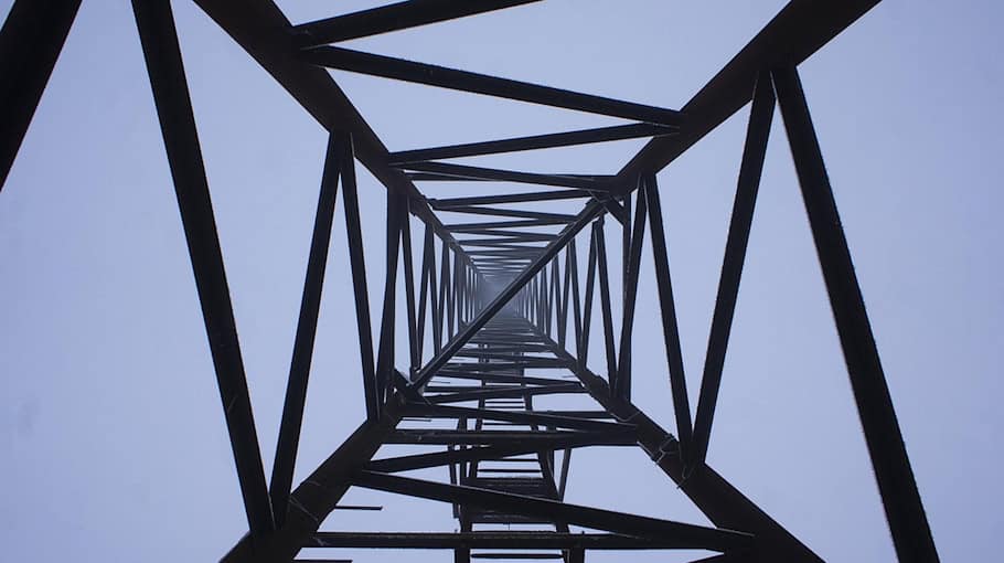 Pkw-Unfall: Opel prallt gegen Strommast in Neukirchen