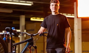 Fahrradfahrer stürzt in Dresden-Wilsdruffer Vorstadt