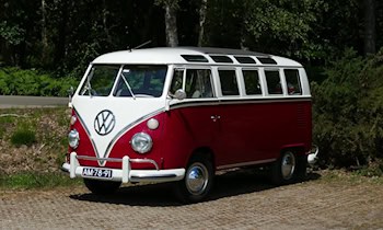 Fiat-Kleintransporter kollidiert mit Laterne und Zaun in Dürrweitzschen