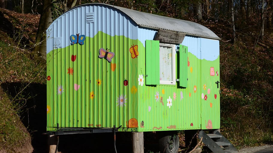 Bauwagen mit schwarzer Farbe besprüht in Freiberger Allee