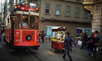 Unbekannter bedroht Fahrgäste in Straßenbahn
