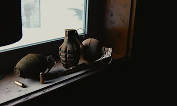 Handgranate fällt in Schubkarre