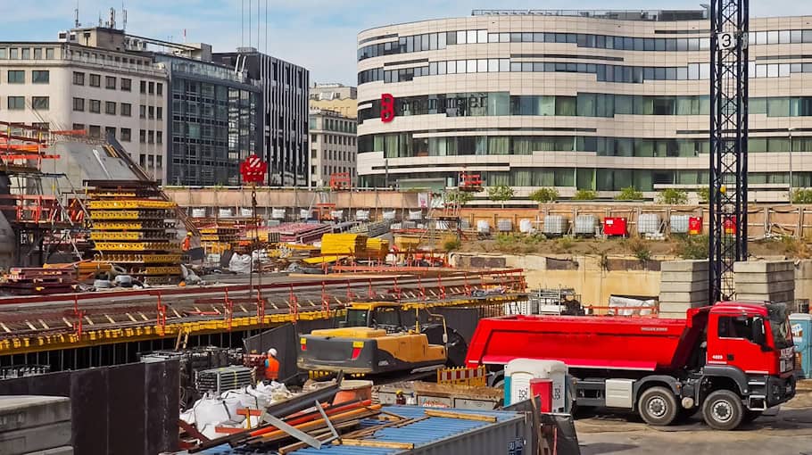 Radlader kollidiert mit Bus in Königsbrück